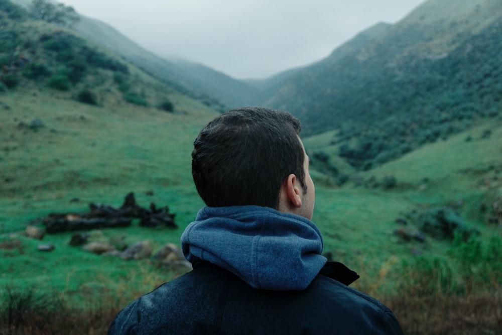 uomo che guarda sulle montagne durante il giorno