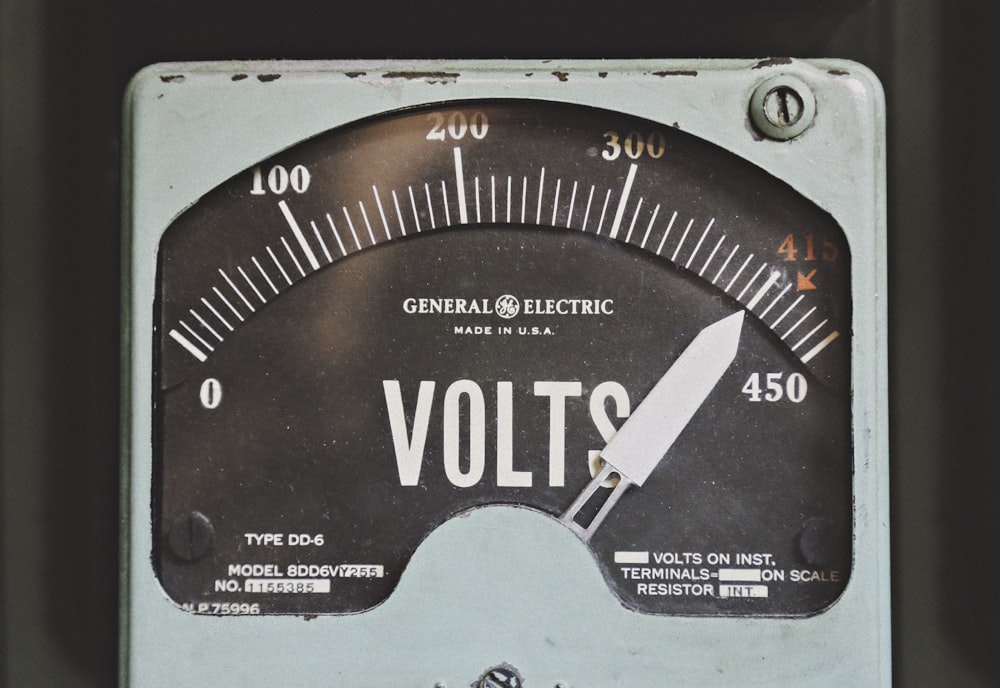 graues GE-Voltmeter bei 414