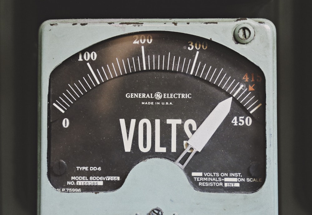 414 の灰色の GE 電圧計