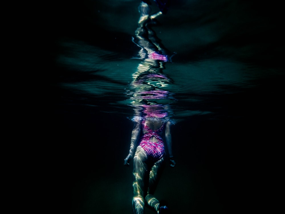 mulher debaixo d'água