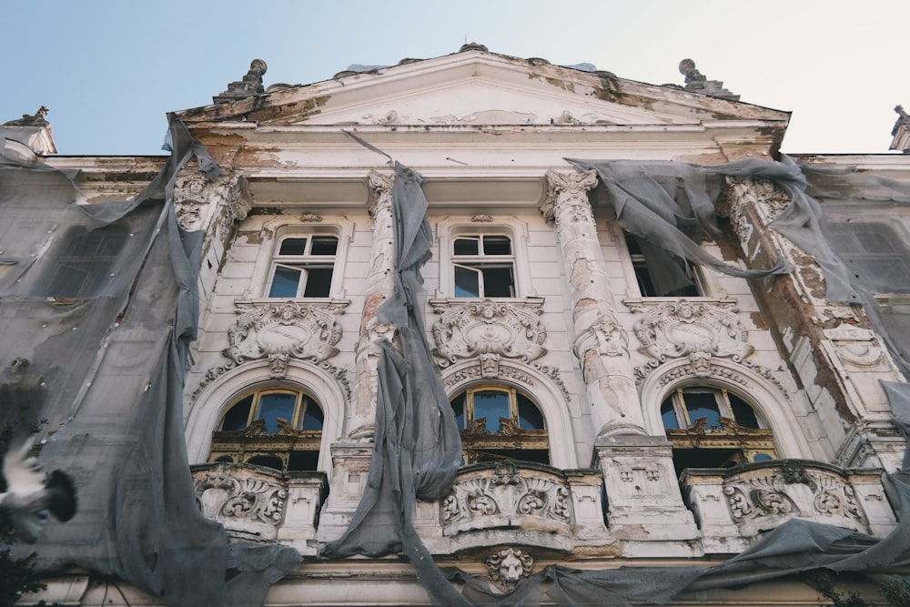 Edificio de hormigón blanco