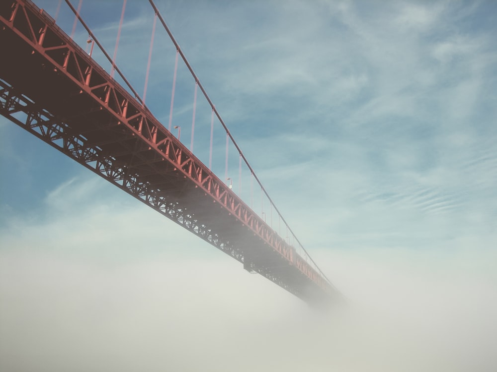 Fotografía del puente grúa rojo