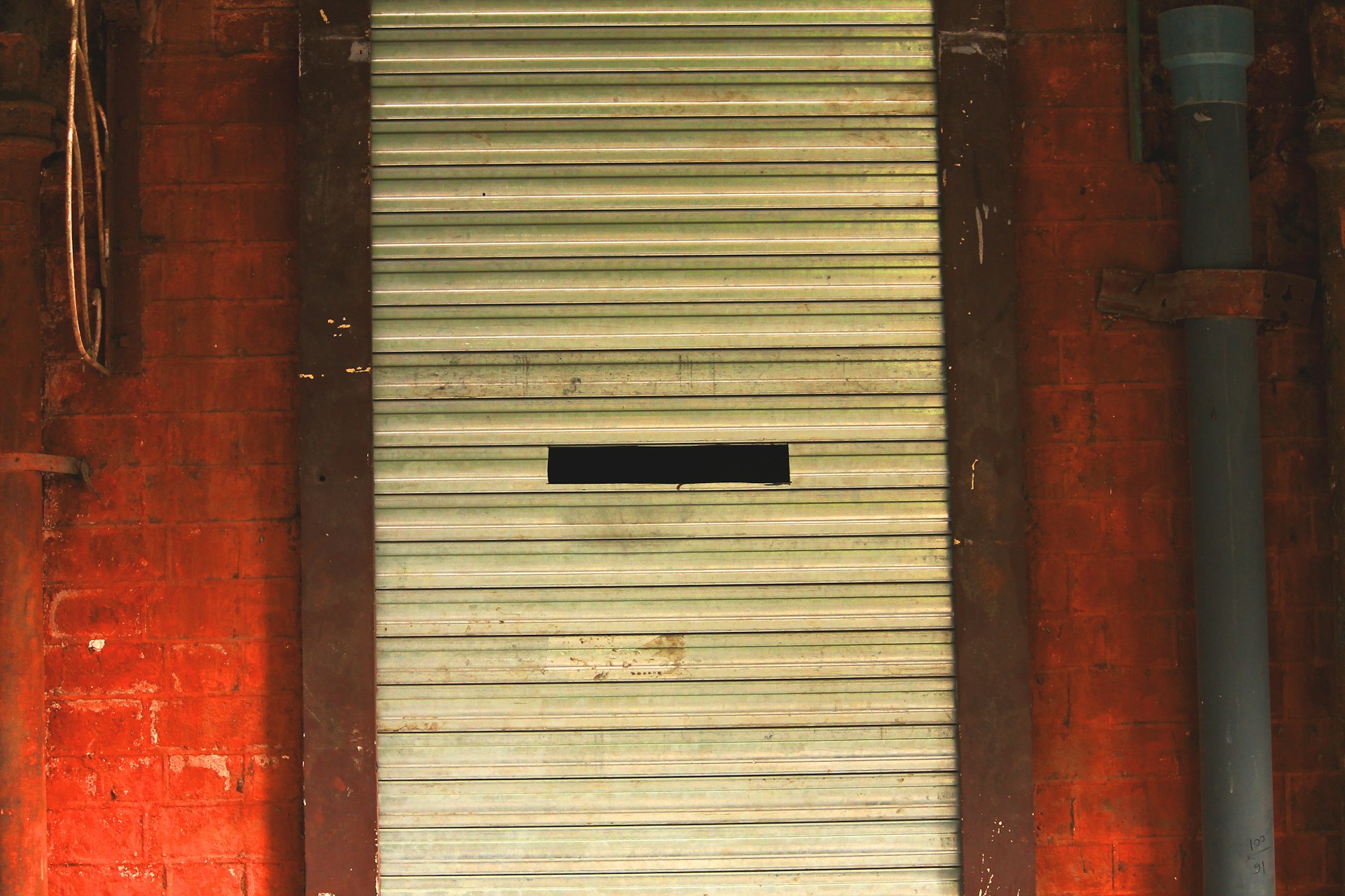 gray computer monitor