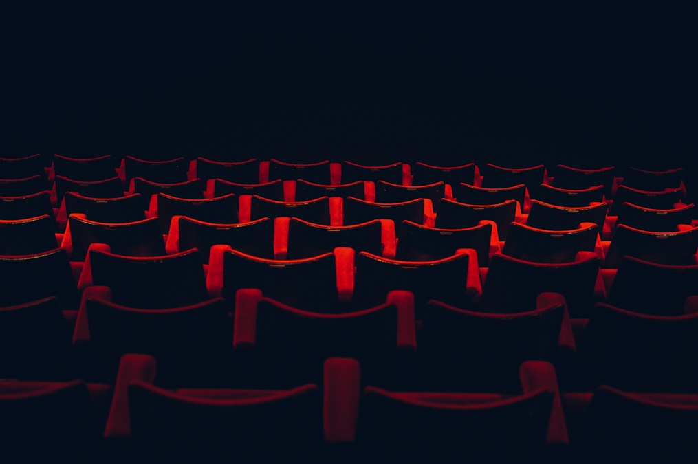 Rangées de fauteuils rouges dans une salle de cinéma plongée dans le noir, pour les sorties cinéma du 7 octobre 2026 en Belgique (photo d’illustration)