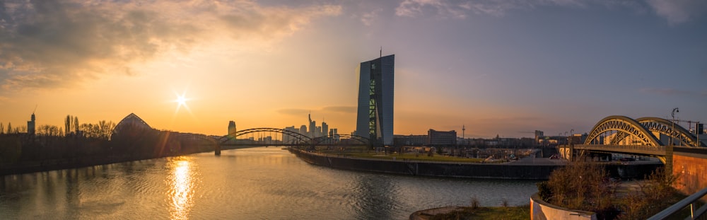 Ponte sull'acqua vicino agli edifici della città durante il giorno