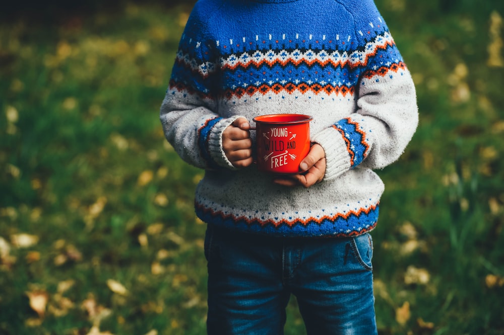 personne tenant une tasse en céramique