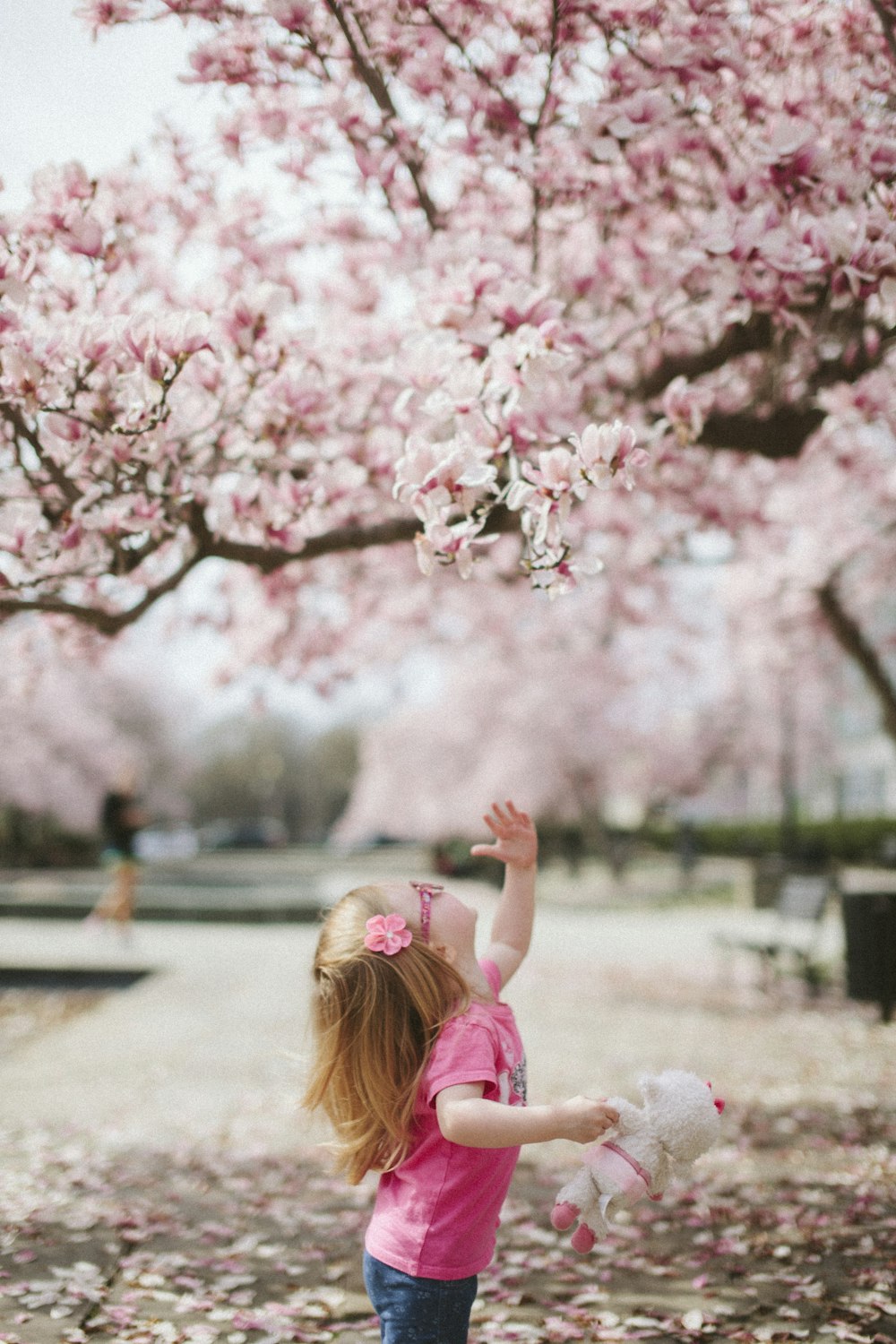 menina sob a árvore da flor da cerejeira