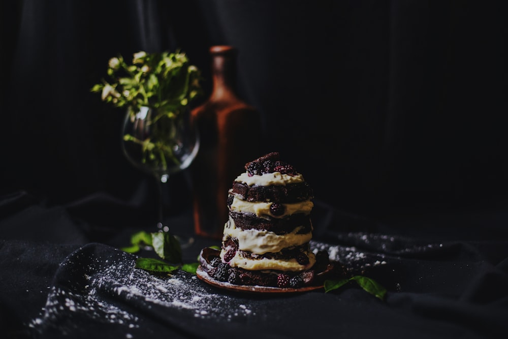 Pastel de chocolate en la superficie negra superior