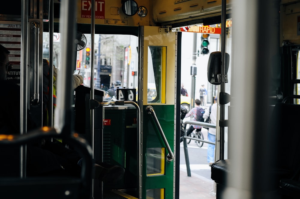 Fotografía de enfoque selectivo de la puerta verde y amarilla del tranvía