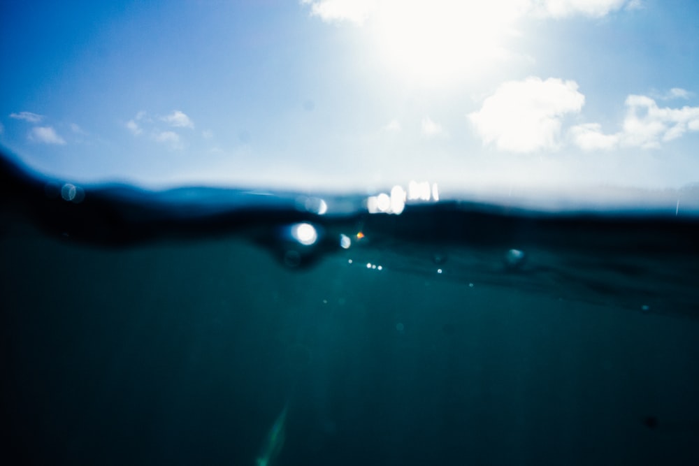 specchio d'acqua durante il giorno