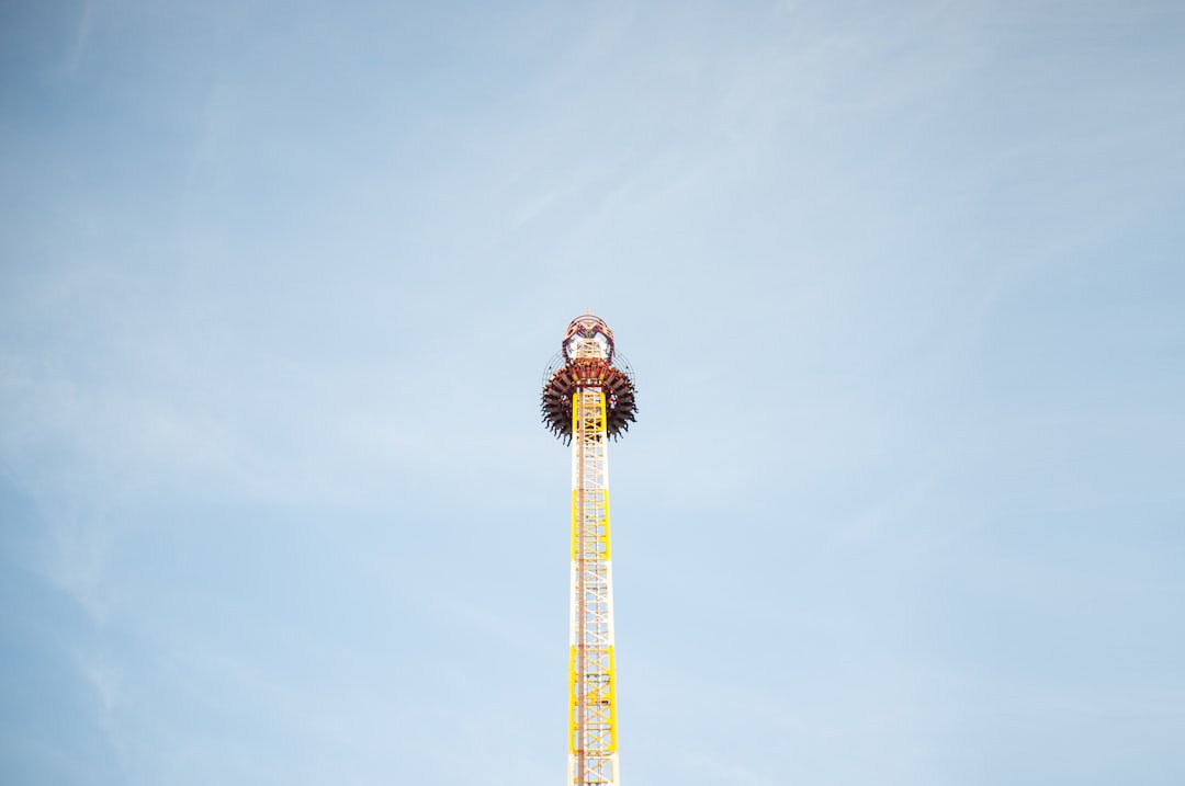 yellow and white drop carnival ride,