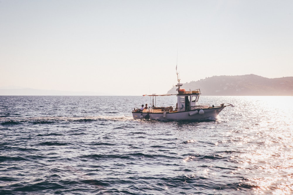 barca a motore in specchio d'acqua