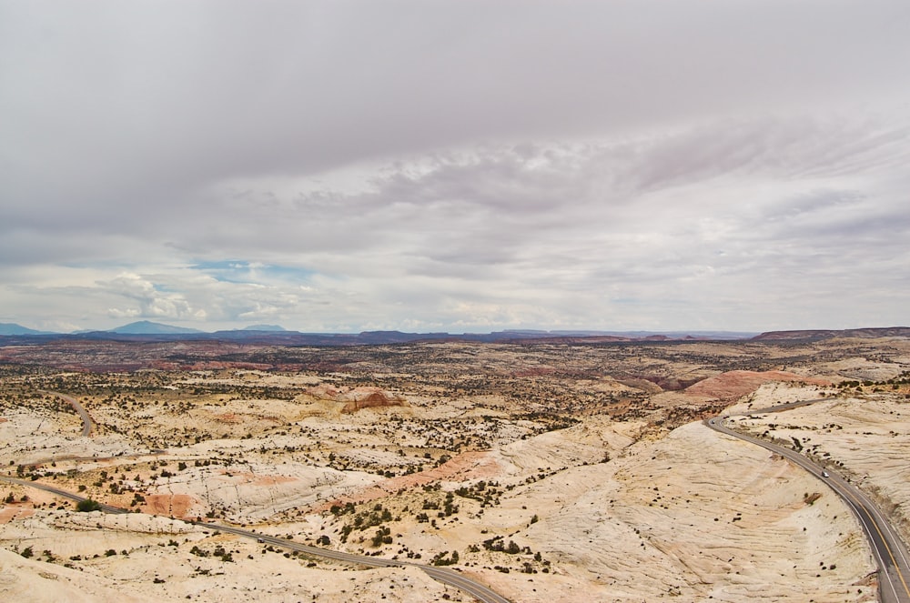 Vue aérienne de la terre sèche sous un ciel nuageux