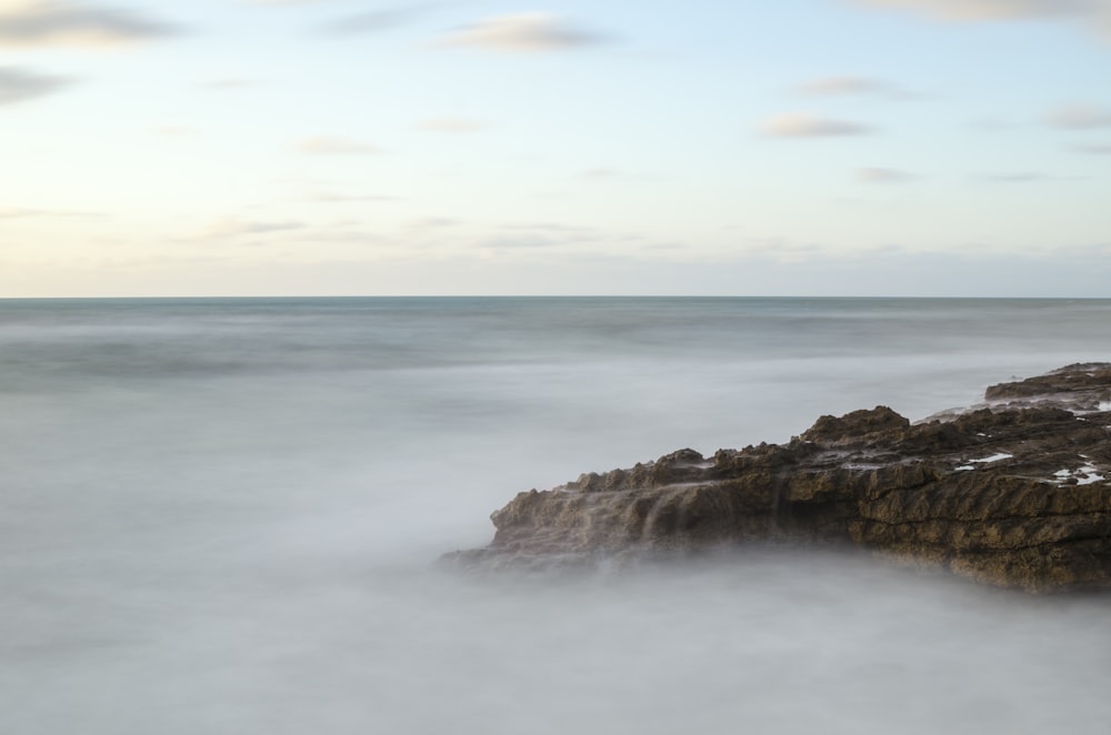 photographie de paysage de formation rocheuse avec des brouillards