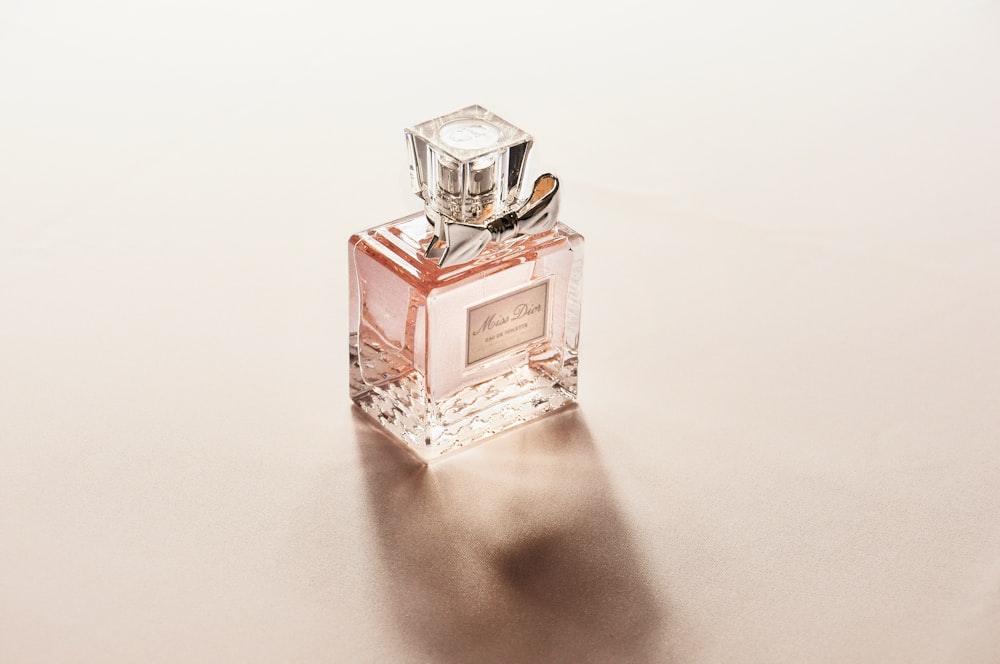 frasco de perfume transparente