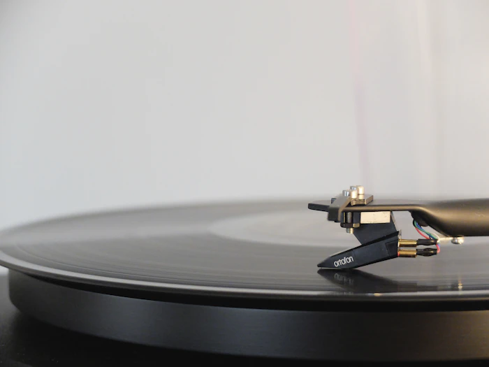 Giradischi bianco con preamplificatore