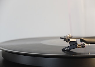 round black vinyl disc on vinyl player