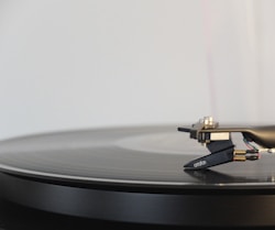 round black vinyl disc on vinyl player