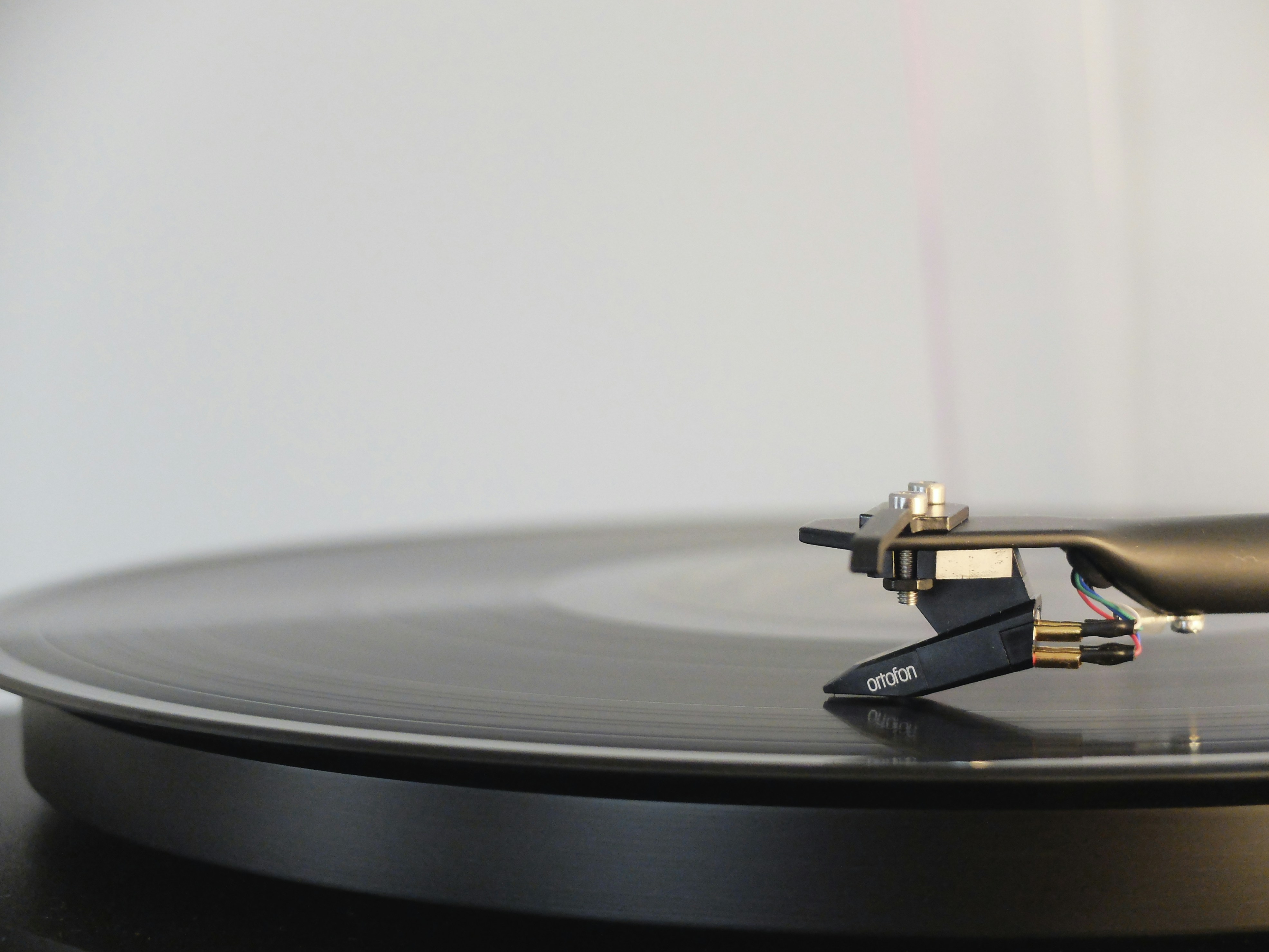 round black vinyl disc on vinyl player