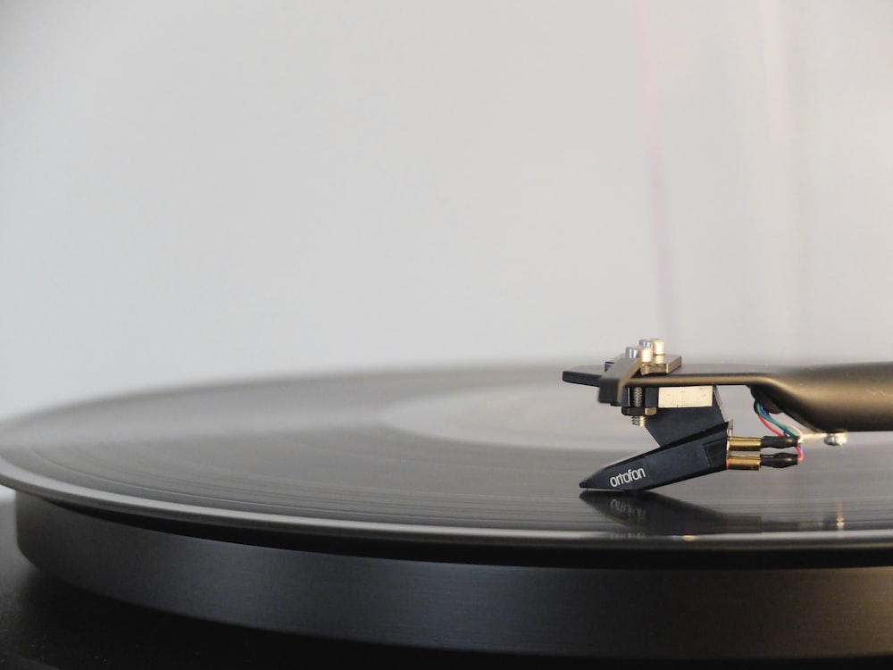 round black vinyl disc on vinyl player