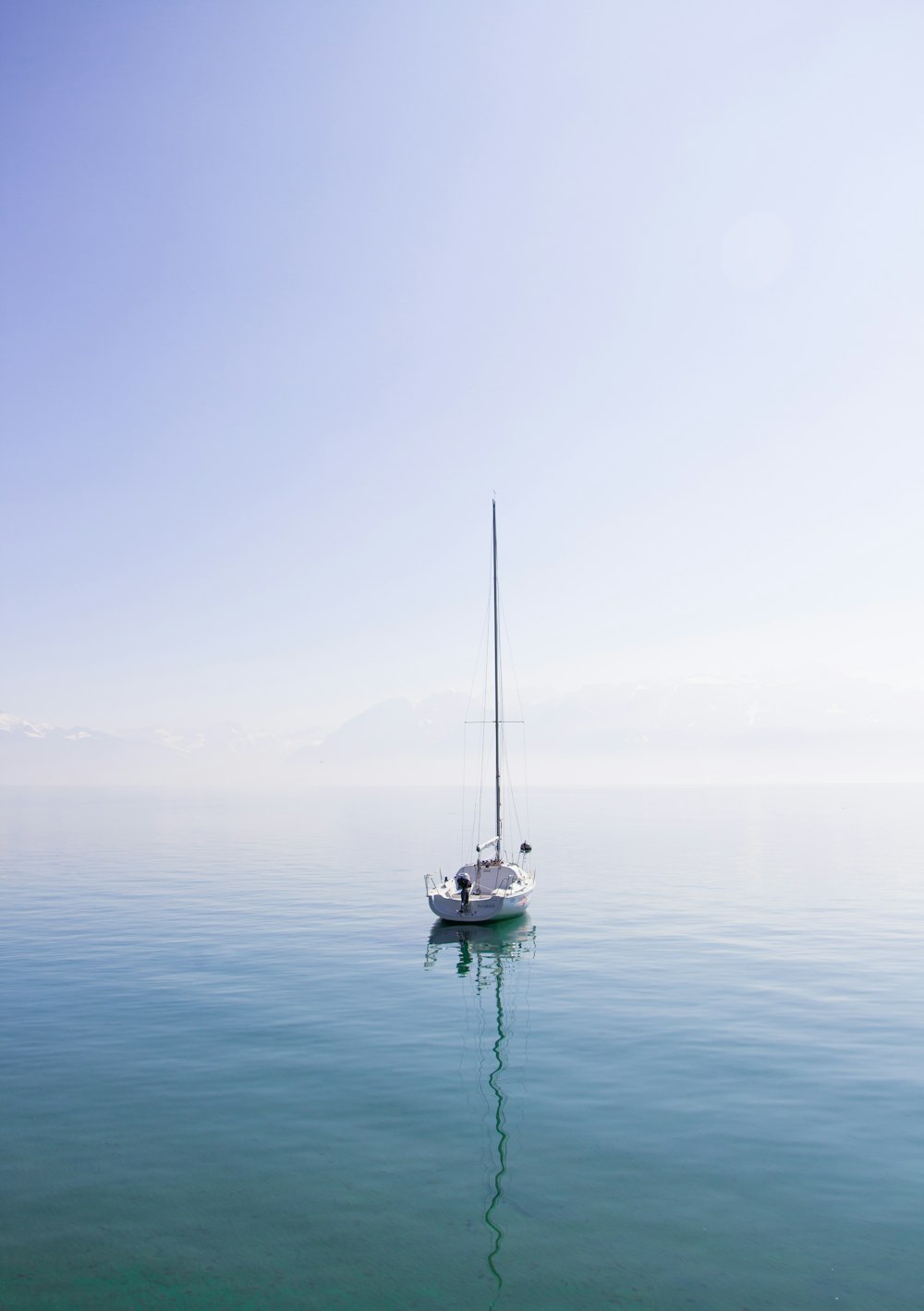 weißes Boot auf einem Gewässer