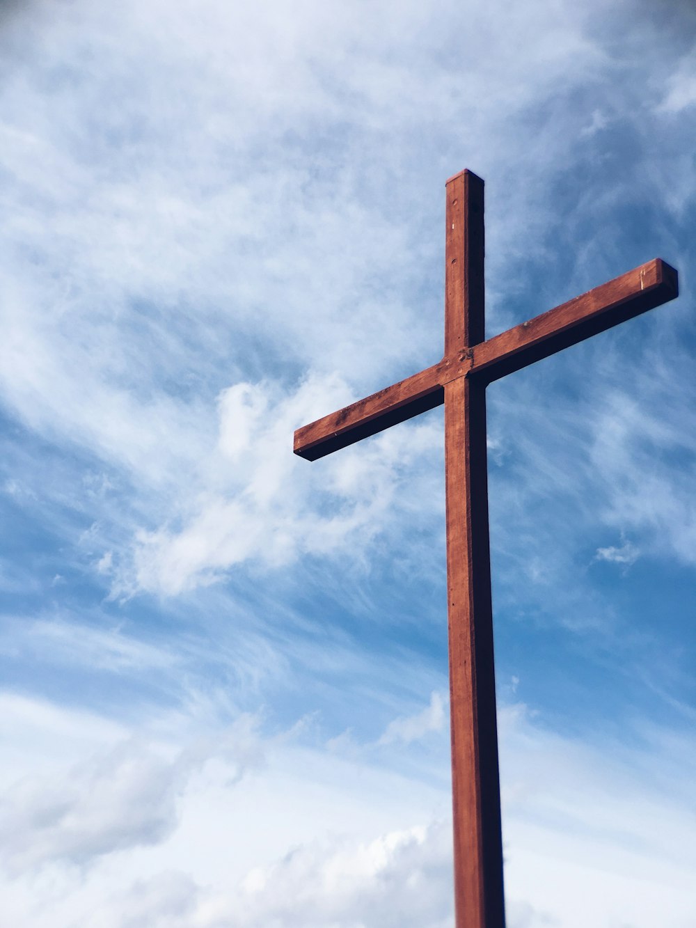 una cruz de madera marrón