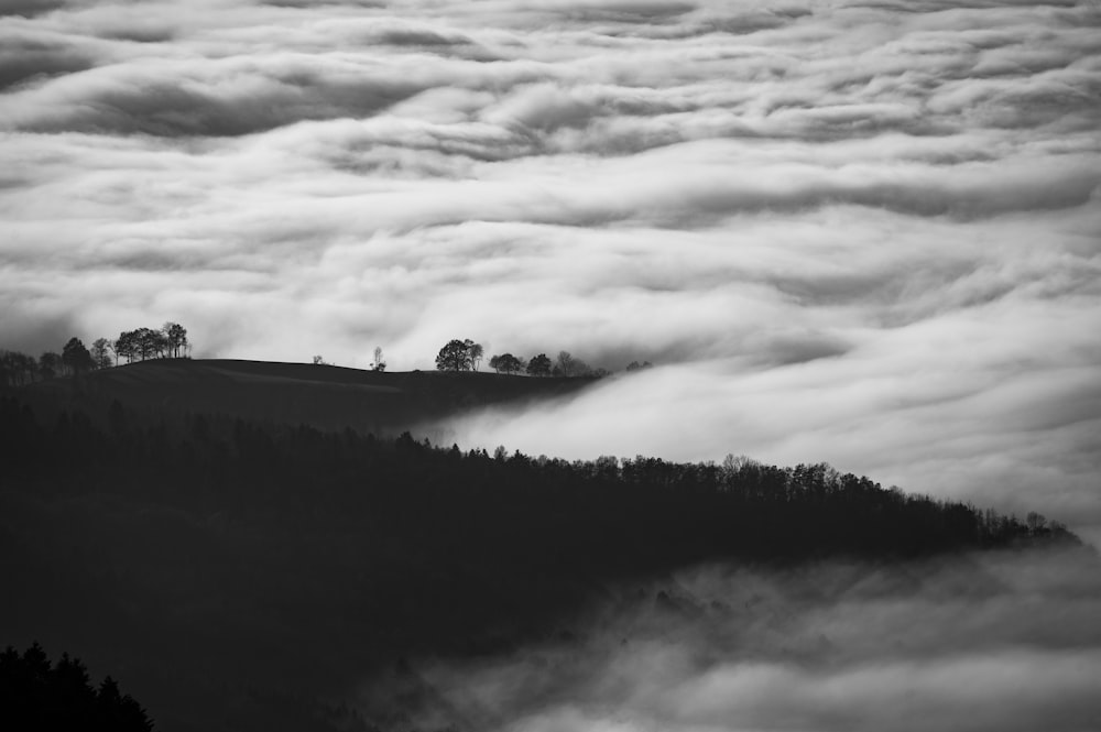 foto di montagna circondata da mare di nuvole
