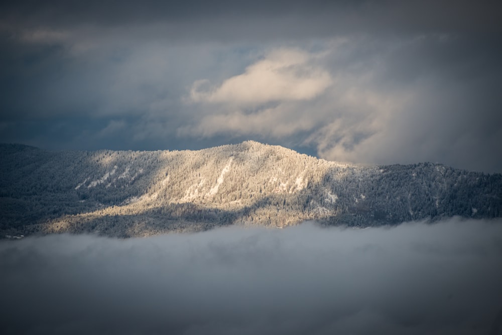 Vista de la montaña bajo el cielo nublado durante el día