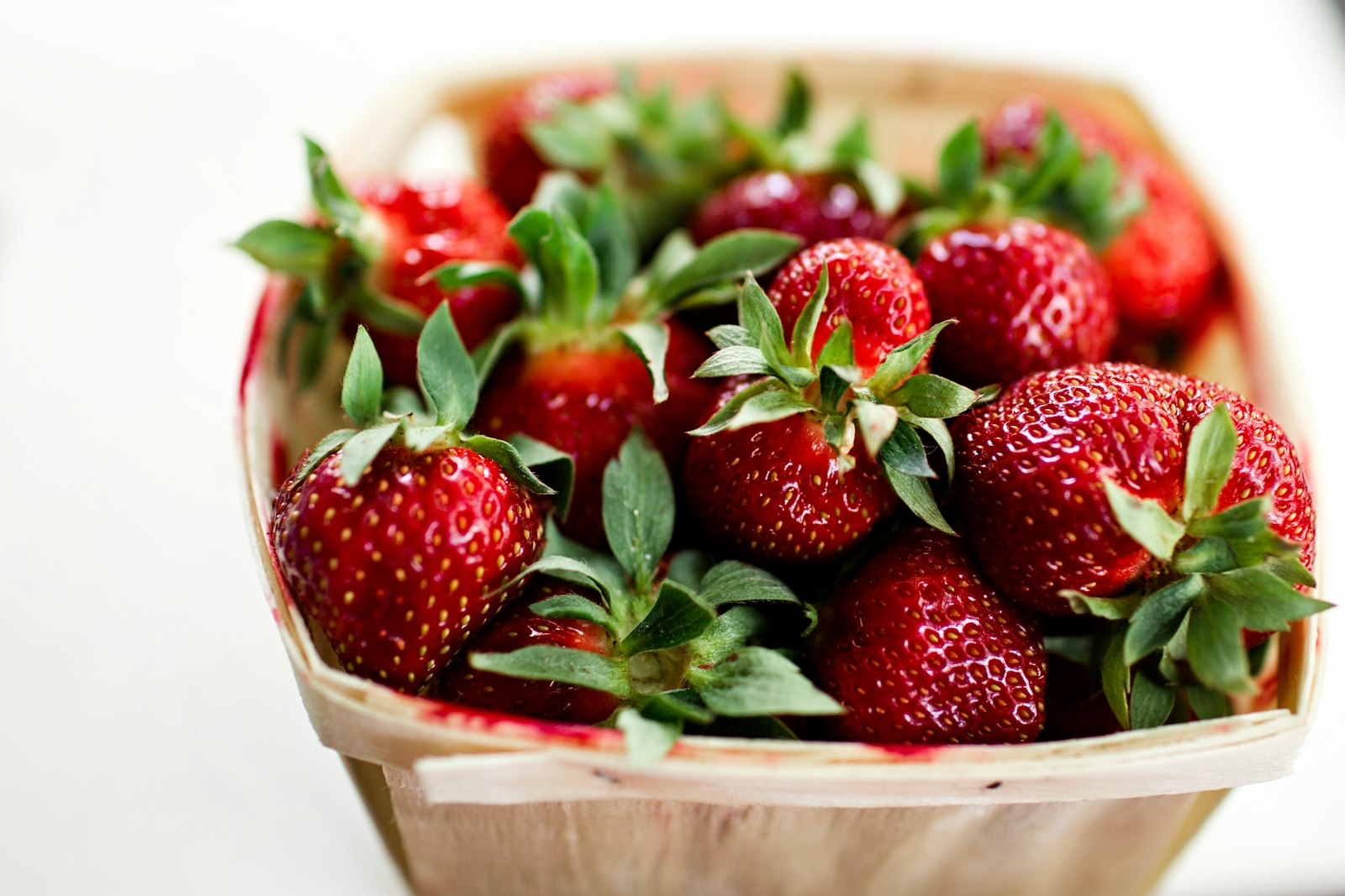 Canon EOS 5D Mark III + Canon EF 35mm F1.4L USM sample photo. Strawberries photography