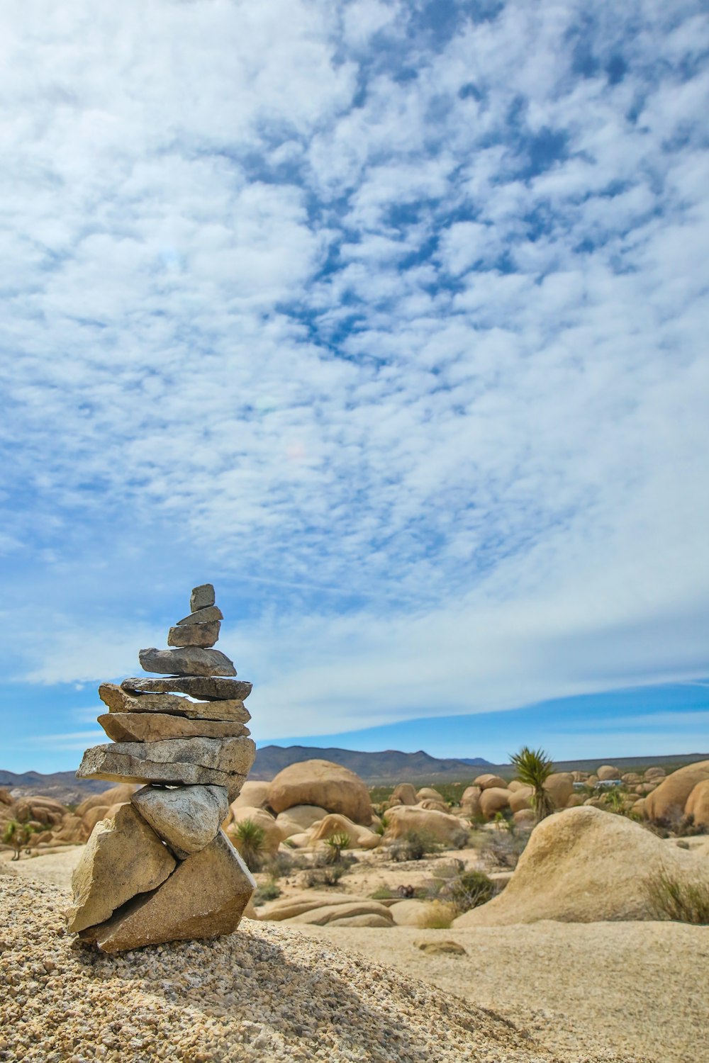 pila de piedras de equilibrio bajo nubes blancas