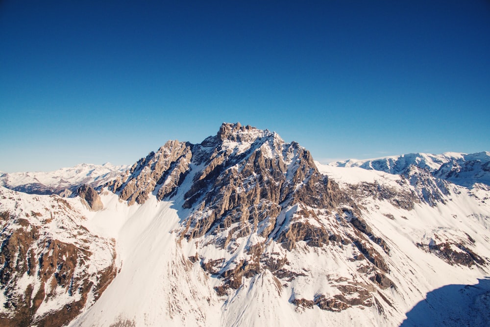 montagne brune couverte de neige pendant la journée