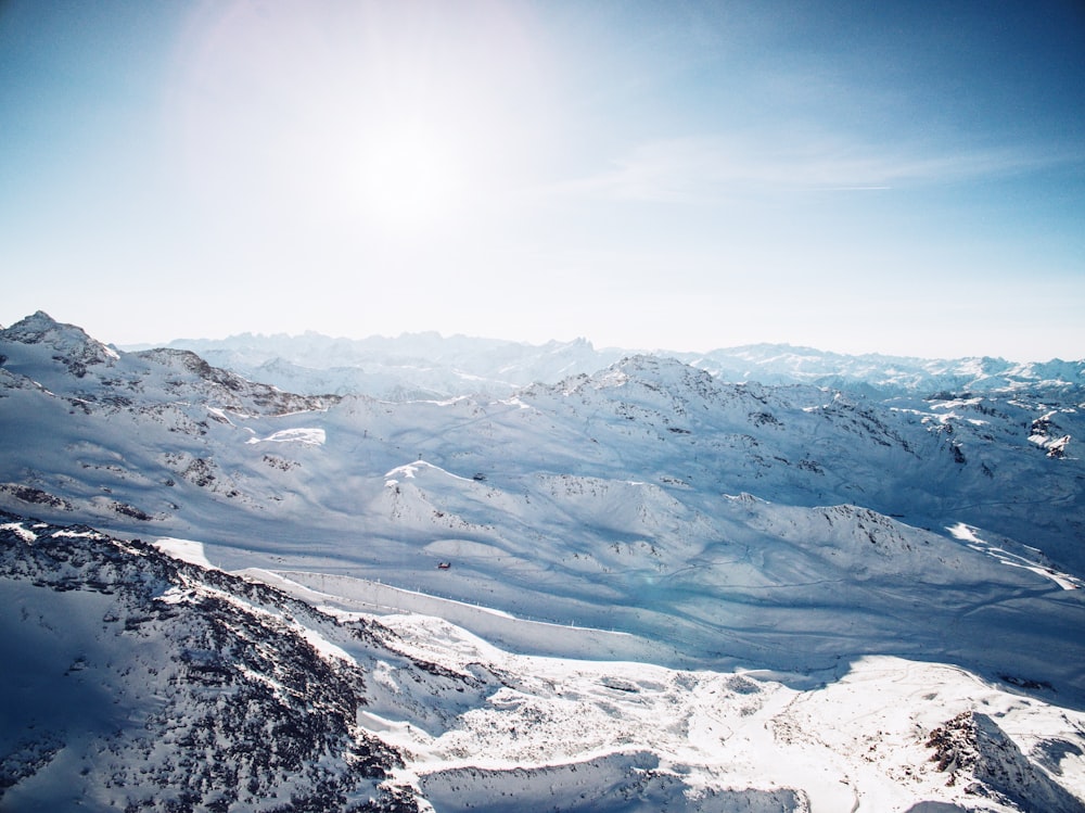 montagne de neige sous un ciel blanc