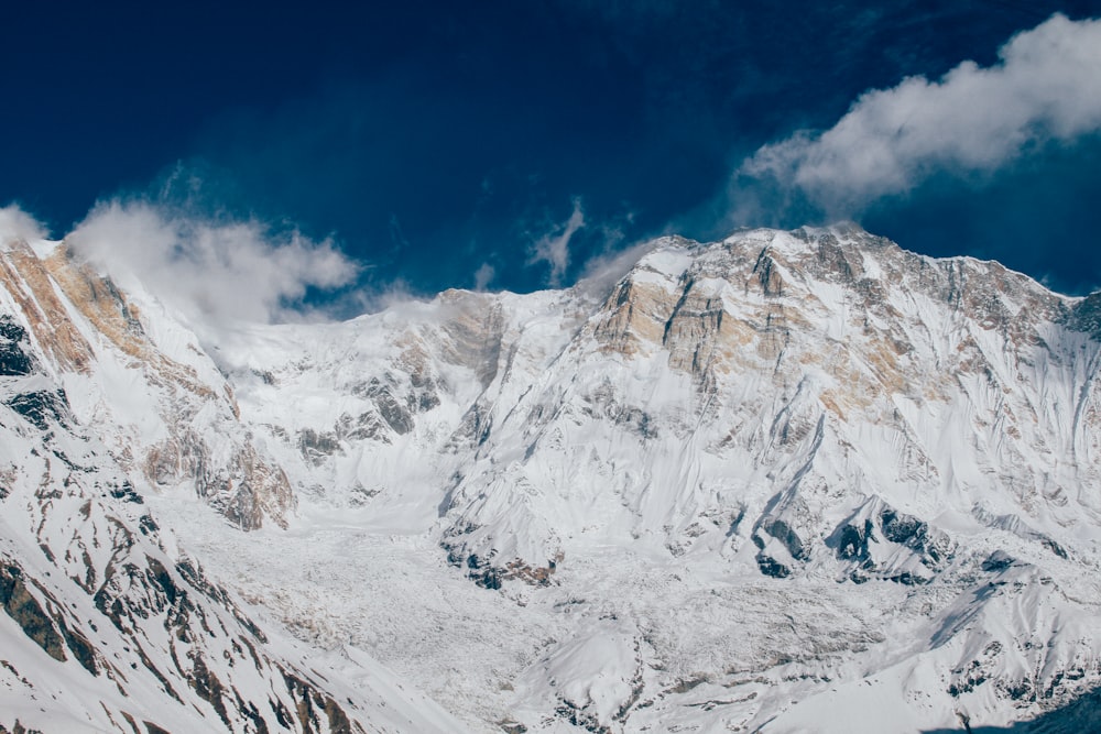 Montagne glaciaire sous ciel blanc et bleu