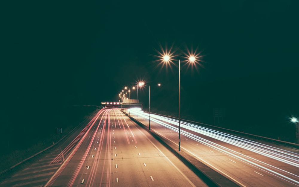 Fotografía timelapse de luces de carretera