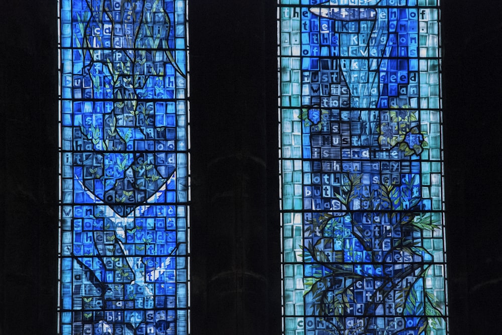 Zwei Buntglasfenster in einer Kirche