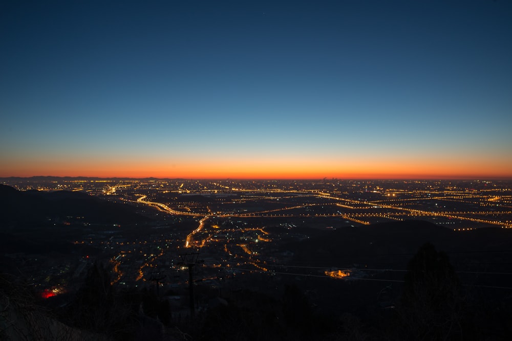 Vista aérea de la ciudad durante la noche