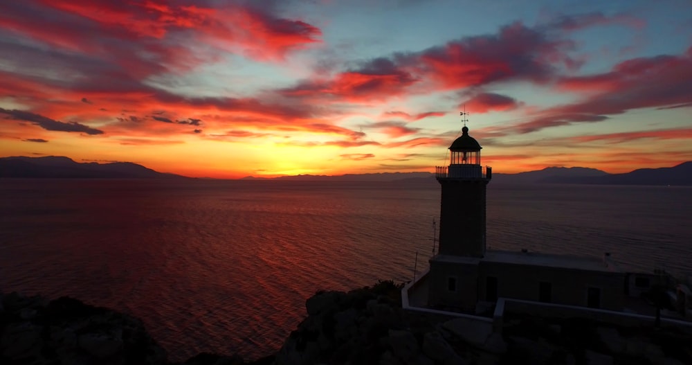 Foto des Leuchtturms und eines Sonnenuntergangs