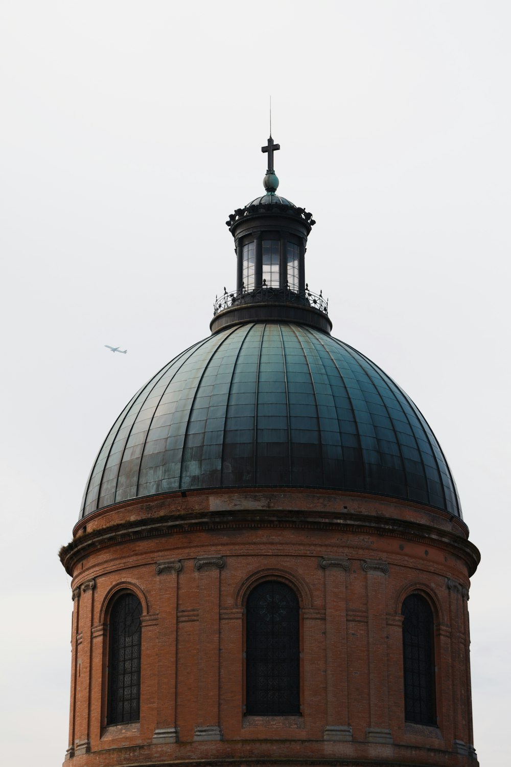 Edificio a cupola marrone di giorno