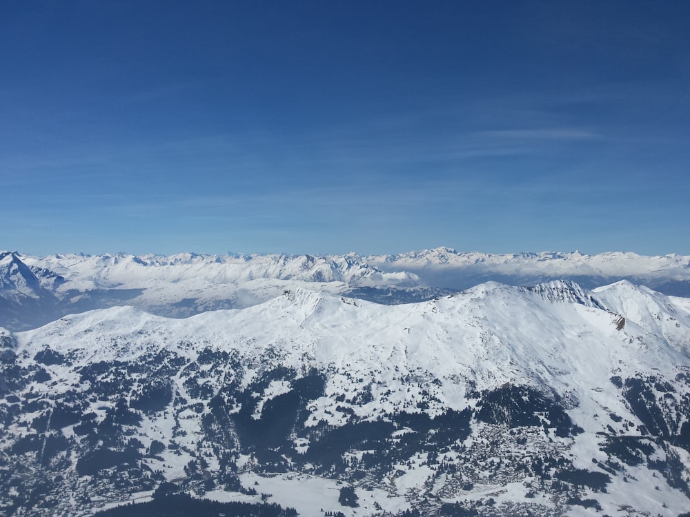 Photographie aérienne d’une montagne enneigée