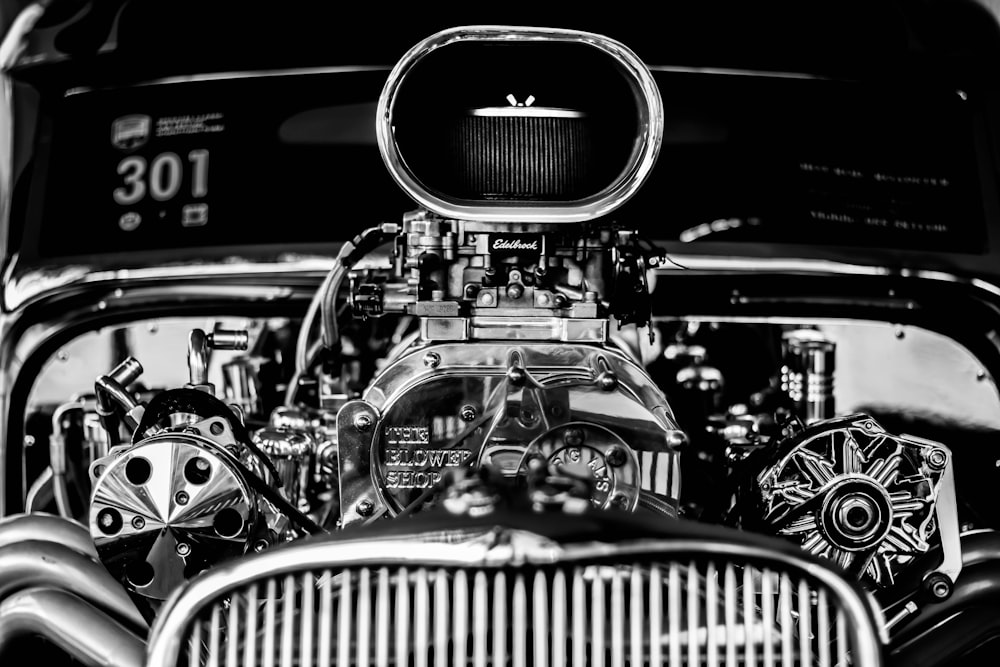 Photographie en niveaux de gris d’un moteur de voiture ancienne