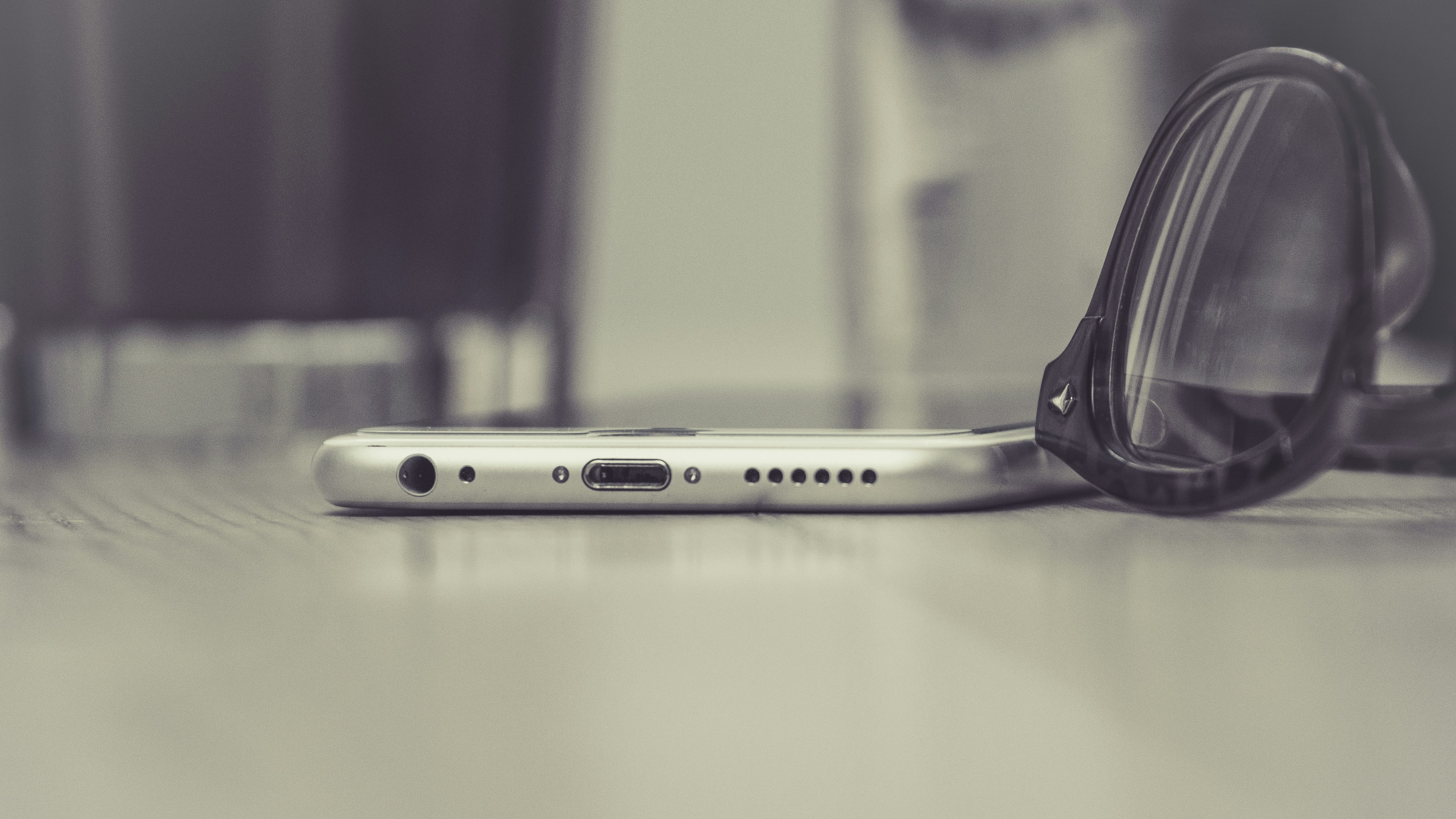 眼镜女博主，手机测评中的独特视角