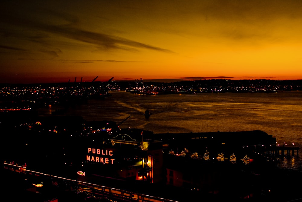 Stadt zur Goldenen Stunde