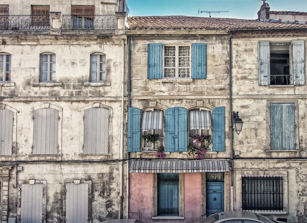 Maison peinte en blanc, bleu et rose