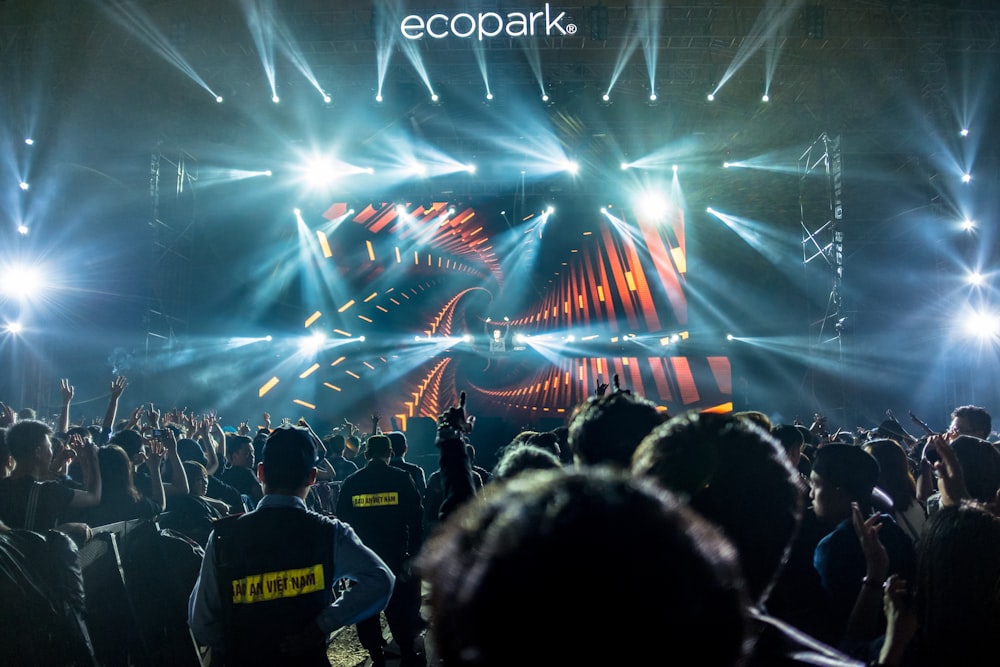 personnes debout devant la scène de l’Eco Park