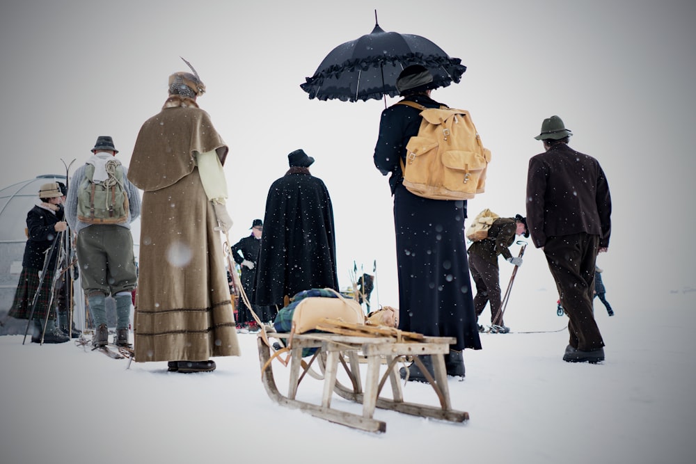 Gente caminando en un día nevado