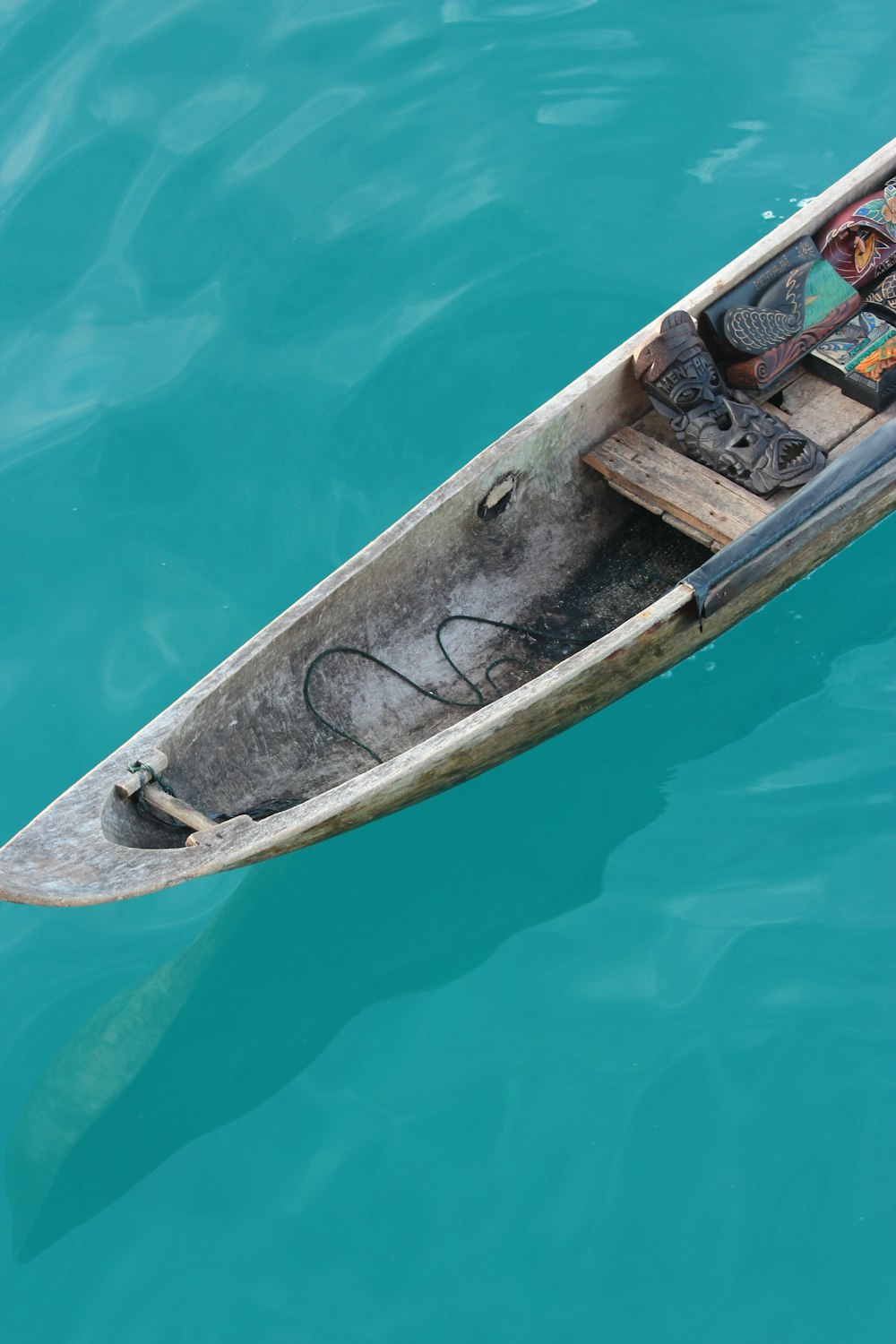 Máscara tribal en barco marrón