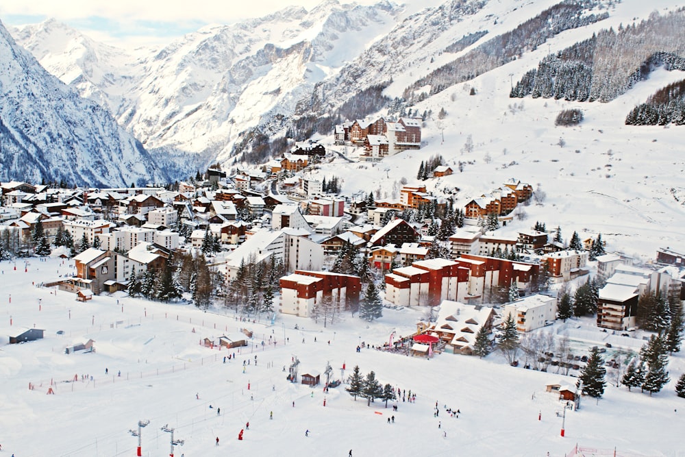 Maisons recouvertes de neige pendant la journée