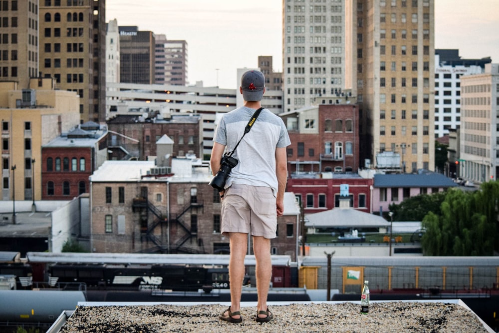 homem em pé no topo do edifício durante o dia