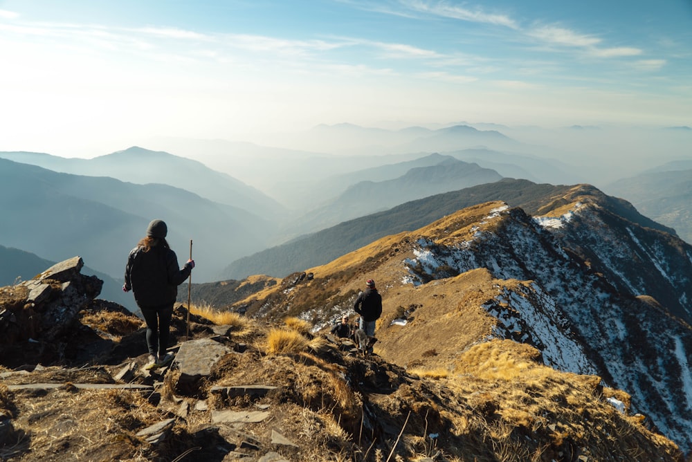 persona en la cima de la montaña durante el día