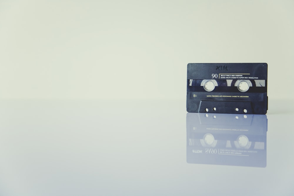 cassette noire sur surface blanche